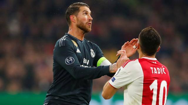 Sergio Ramos, pelando con Dusan Tadic