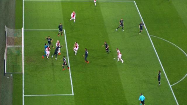 El VAR anula el gol del Ajax