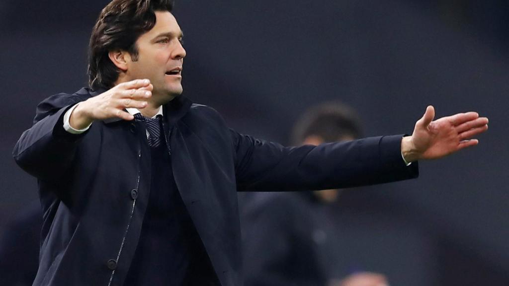 Santi Solari da órdenes a sus jugadores desde la banda