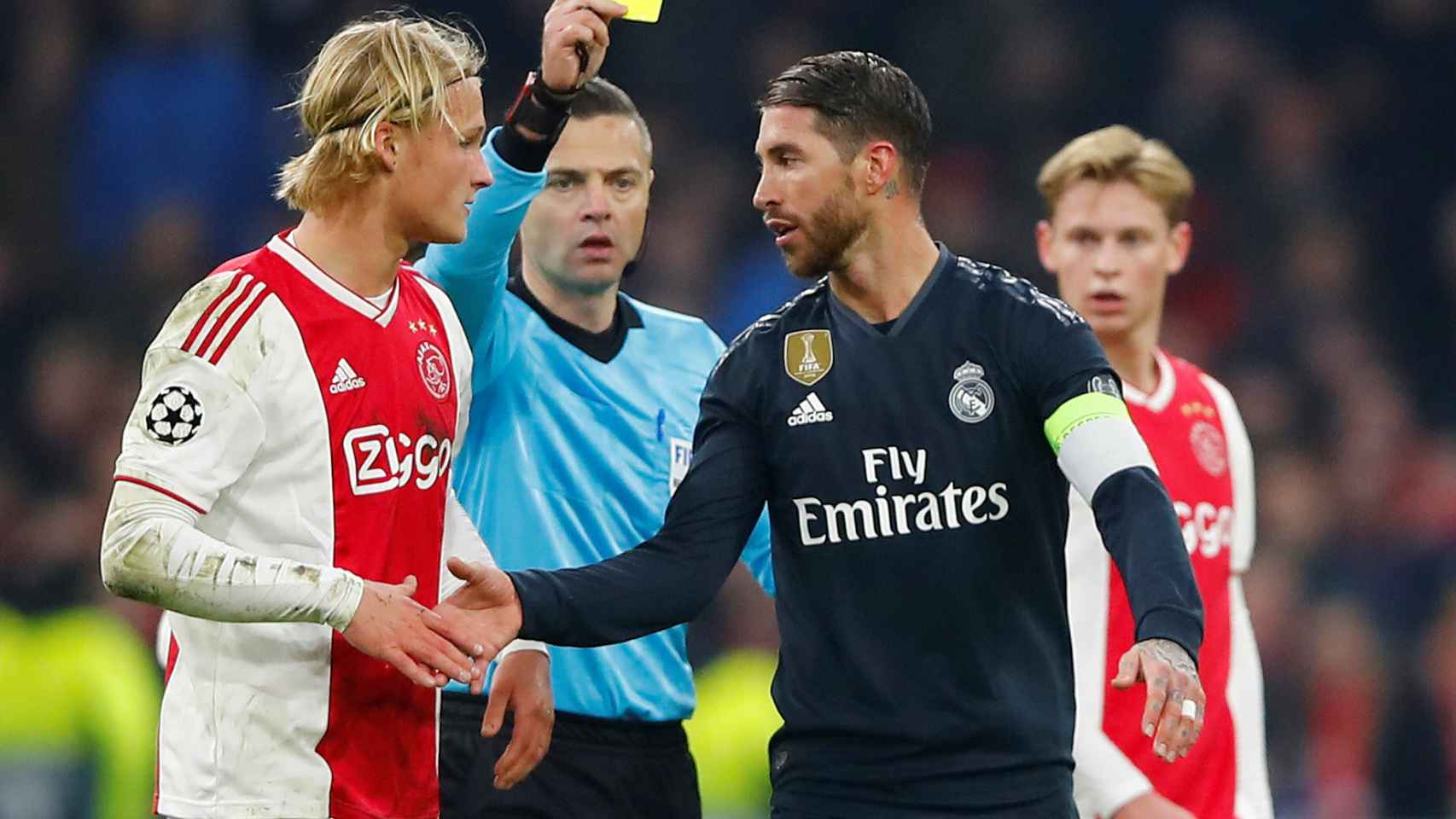 Sergio Ramos ve la tarjeta amarilla ante el Ajax