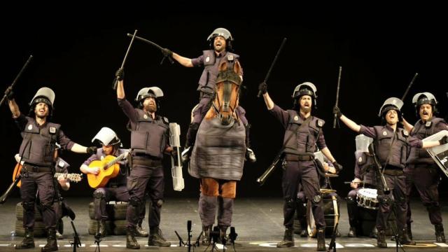 'Los jarabe de palo' durante su actuación en el Falla