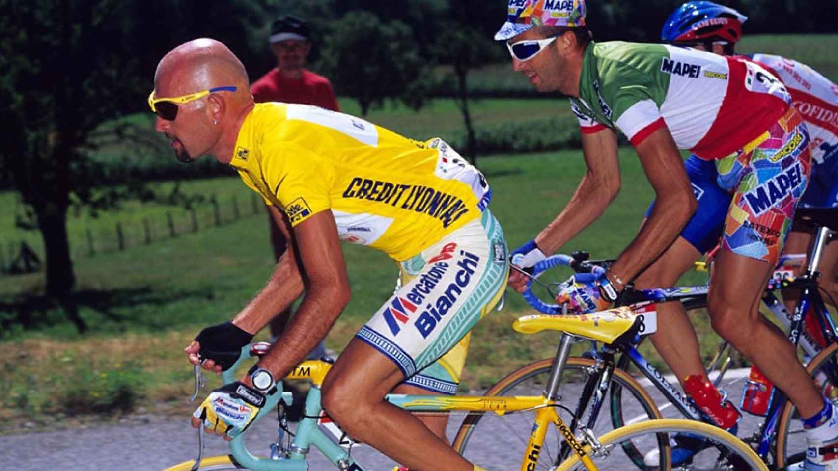 Marco Pantani con el maillot amarillo del Tour de Francia