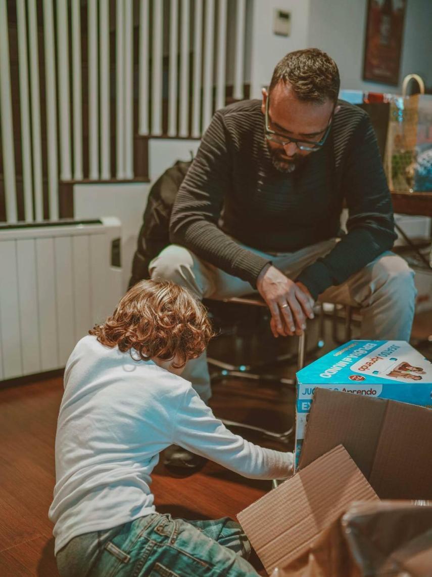 Risto, entregándole los regalos de Navidad a su hijo en 2017.