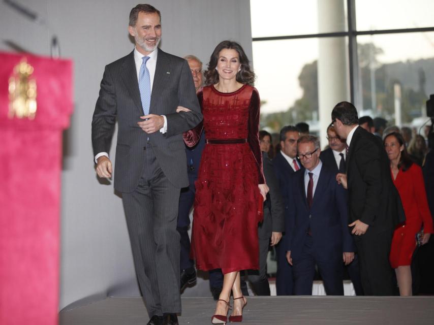 Los reyes Felipe y Letizia en la sede de la Biblioteca Nacional en Rabat.