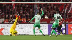 Hunou, centrocampista del Rennes, marca su gol ante el Betis