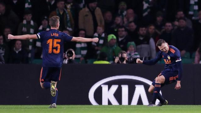 Los jugadores del Valencia celebran uno de los goles.