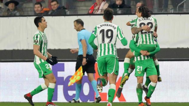 Lainez celebra su gol con sus compañeros durante el Rennes - Betis de Europa League