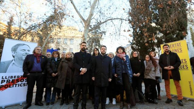 El vicepresidente catalán, Pere Aragonés, el presidente del Parlament, Roger Torrent y otros miembros de ERC, junto al Tribunal Supremo.