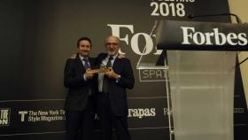 El CEO de Repsol, Josu Jon Imaz, recibe el galardón de la mano del presidente de la compañía, Antonio Brufau.