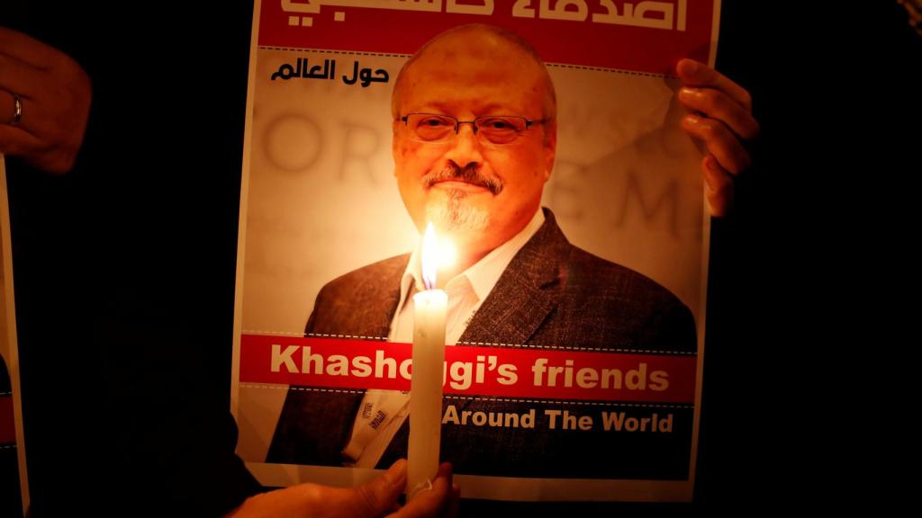Un manifestante sostiene una foto de Jamal Khashoggi a las puertas del consulado de Arabia Saudí en Estambul.