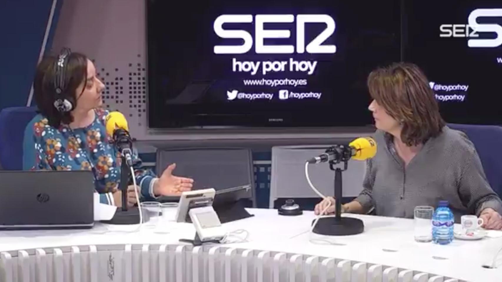 Dolores Delgado dando explicaciones a Pepa Bueno sobre su derecha trifálica.