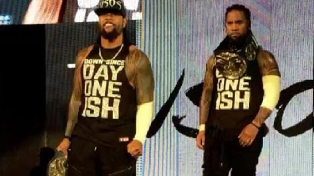 Jimmy Uso y Jey Uso en un show de WWE. Foto: Instagram (@jonathanfatu)
