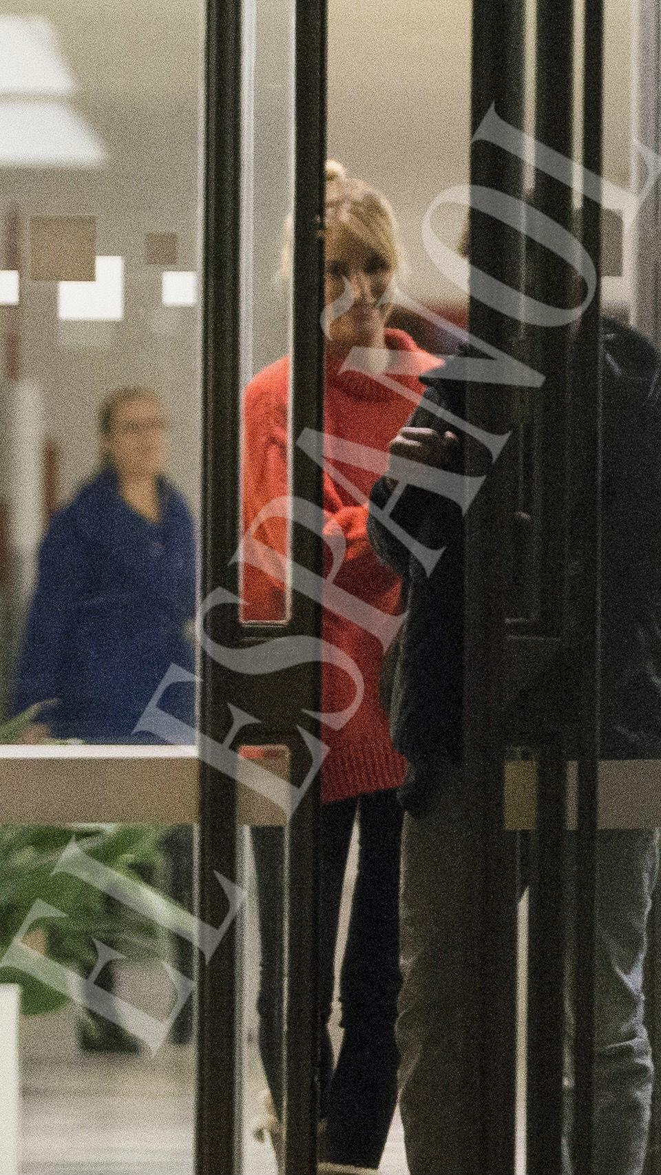 Alba Carrillo, abandonando las instalaciones de la Facultad de Derecho.