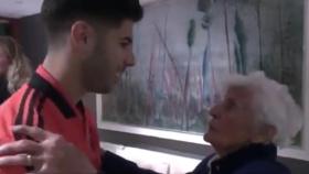 Asensio con su abuela en Holanda