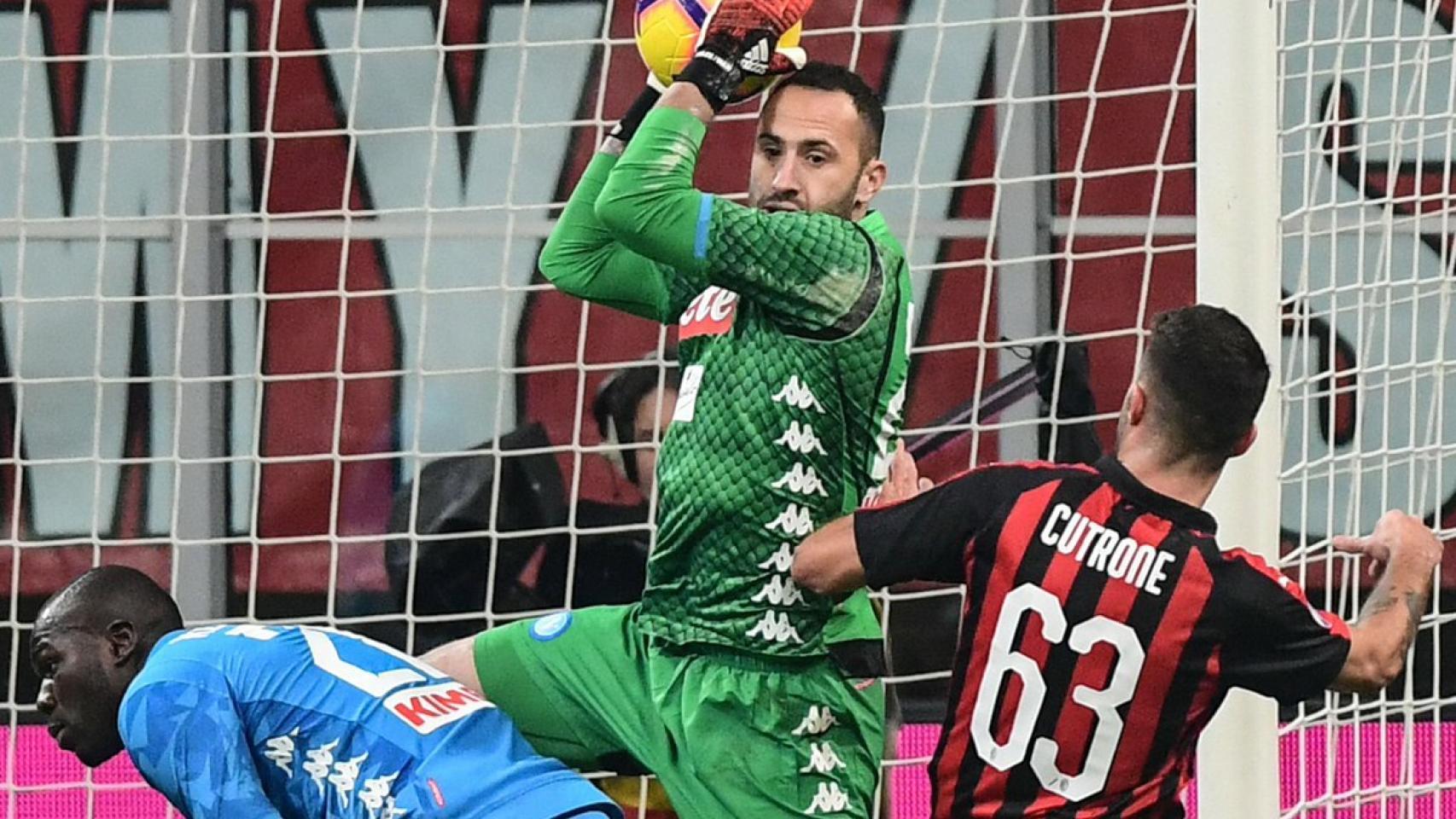 David Ospina, portero del Nápoles, detiene un balón ante el Milan. Foto: Twitter (@D_Ospina1)