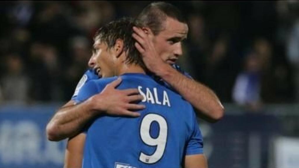 Nicolás Pallois se abraza con Emiliano Sala. Foto: Twitter: @PalloisN