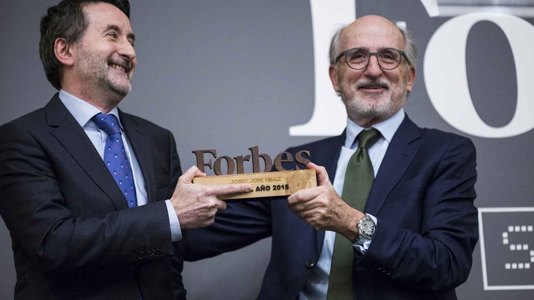 Josu Jon Imaz, CEO de Repsol, recibe el premio de manos de Antonio Brufau, presidente de la compañía.