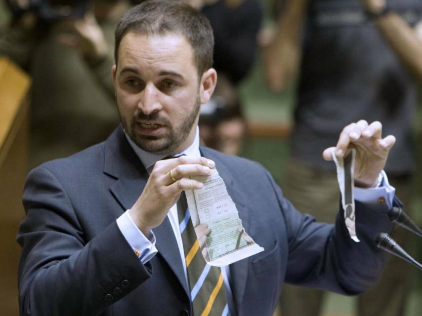 Abascal rompe en una sesión del Parlamento Vasco en 2008 en la que se puede aprecia la parte frontal de su cabello.