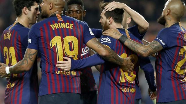 Los jugadores del Barcelona celebran un gol de Messi