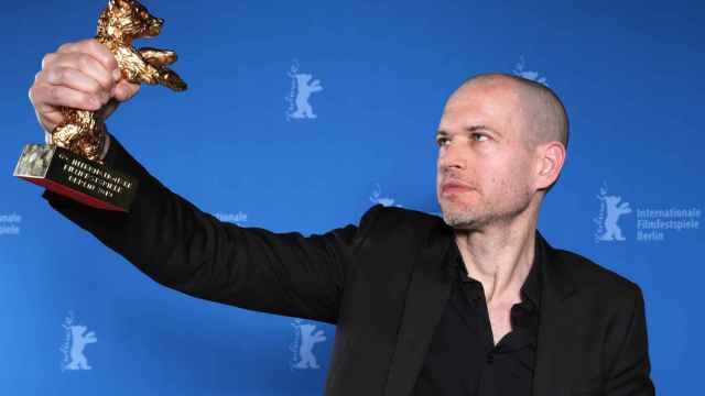 El  director israelí Nadav Lapid, con el Oso de Oro de la Berlinale.