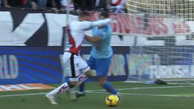 Polémica en Vallecas: el árbitro no señaló un penalti de Giménez sobre De Tomás