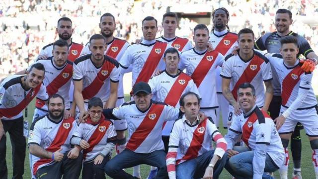 Los protagonistas de 'Campeones' posan con los jugadores del Rayo. Foto: Twitter (@RayoVallecano)