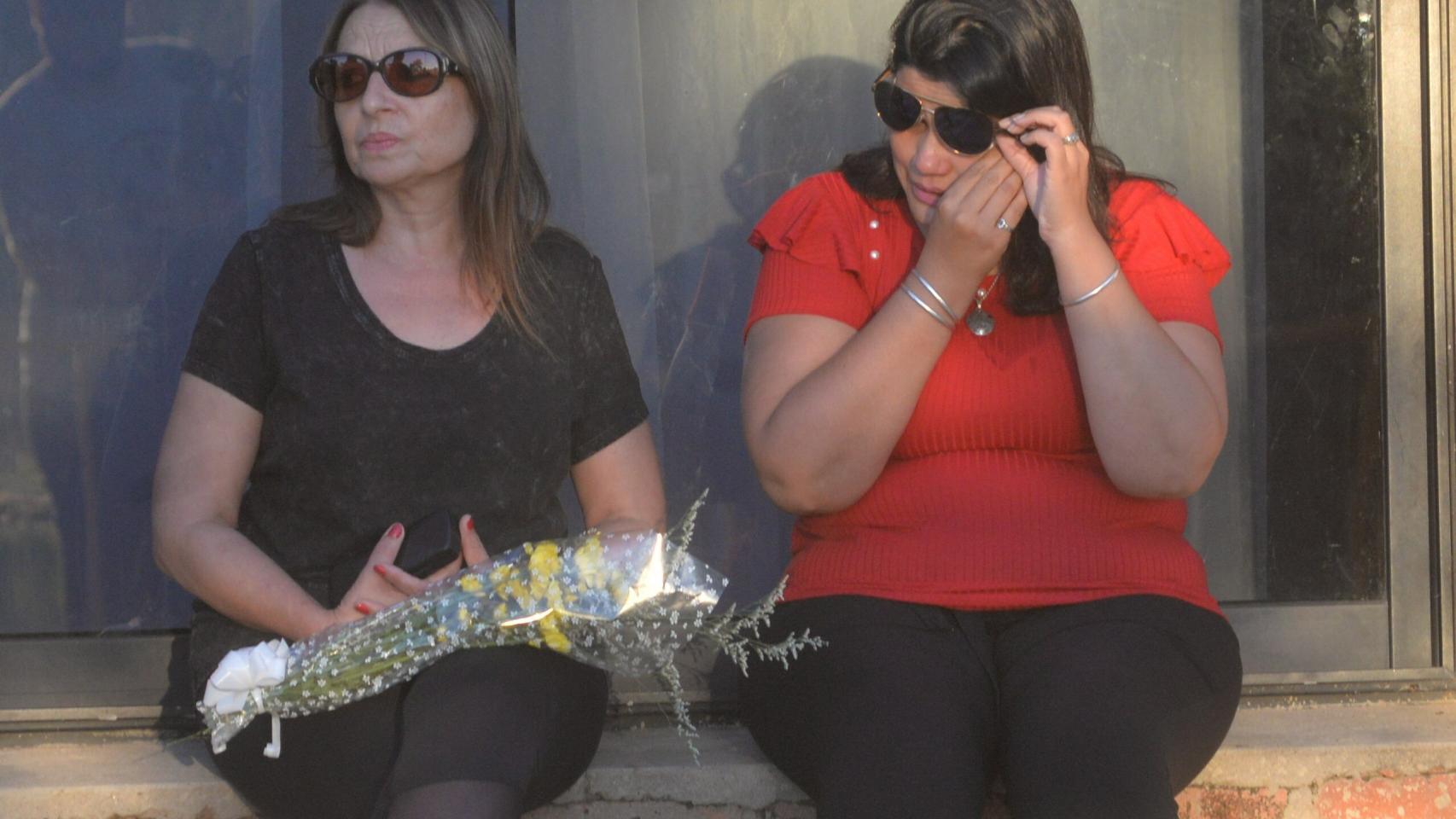 Dos mujeres lloran fuera del velatorio de Emiliano Sala