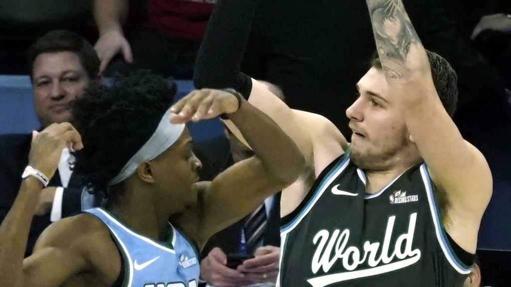 Luka Doncic lanza ante De'Aaron Fox en el partido de rookies del All Star