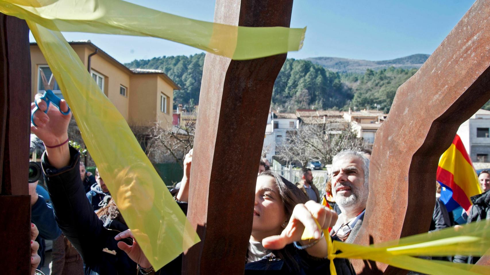 Inés Arrimadas arranca lazos amarillos durante su visita este sábado a Amer (Gerona)