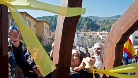 Inés Arrimadas arranca lazos amarillos durante su visita este sábado a Amer (Gerona)
