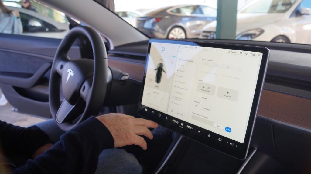 Salpicadero y panel de control del Model 3