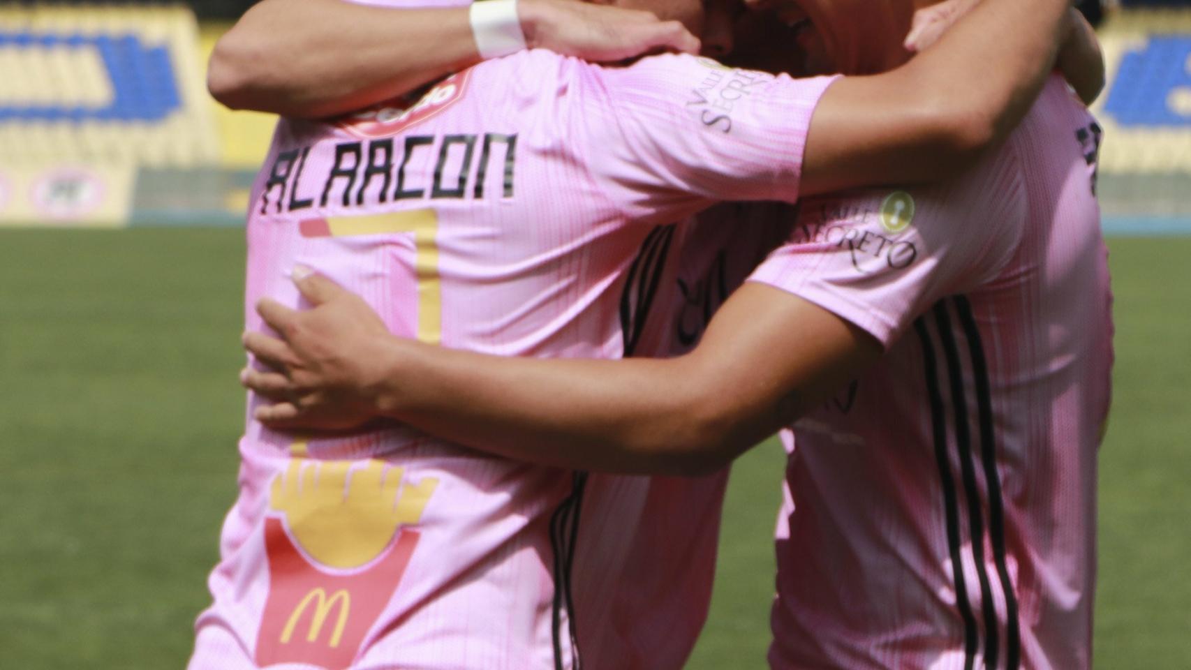 Los jugadores de O'Higgins se abrazan celebrando un gol