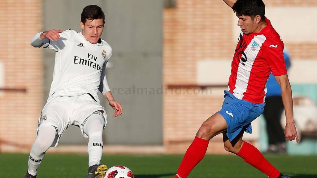 Fran García lucha por un balón ante el Navalcarnero