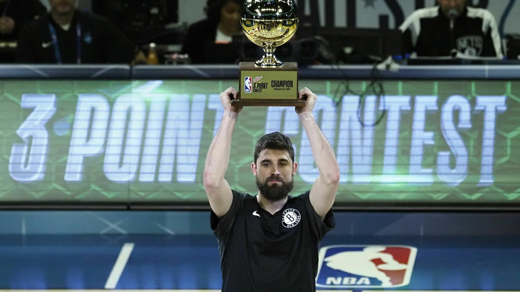 Joe Harris levanta el trofeo de campeón del Concurso de Triples del All Star de la NBA