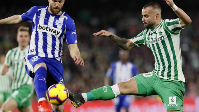 Laguardia y Jesé pelean por el balón