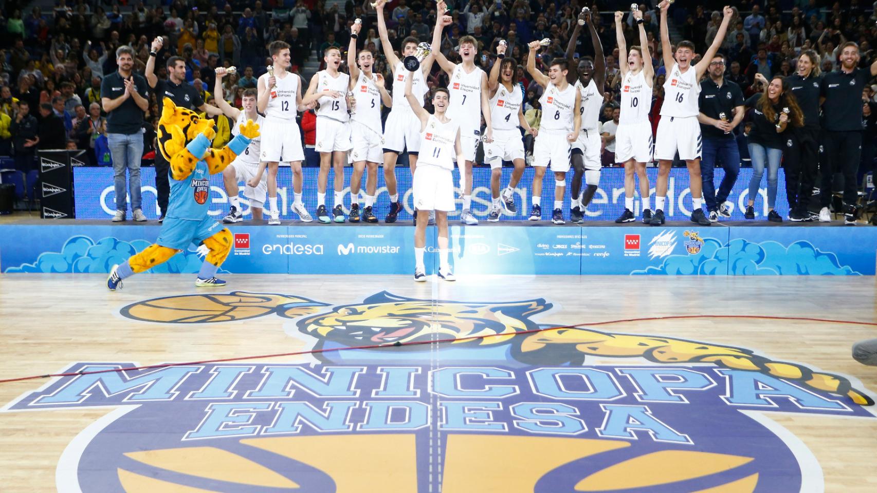 El Real Madrid celebra la victoria en la Minicopa