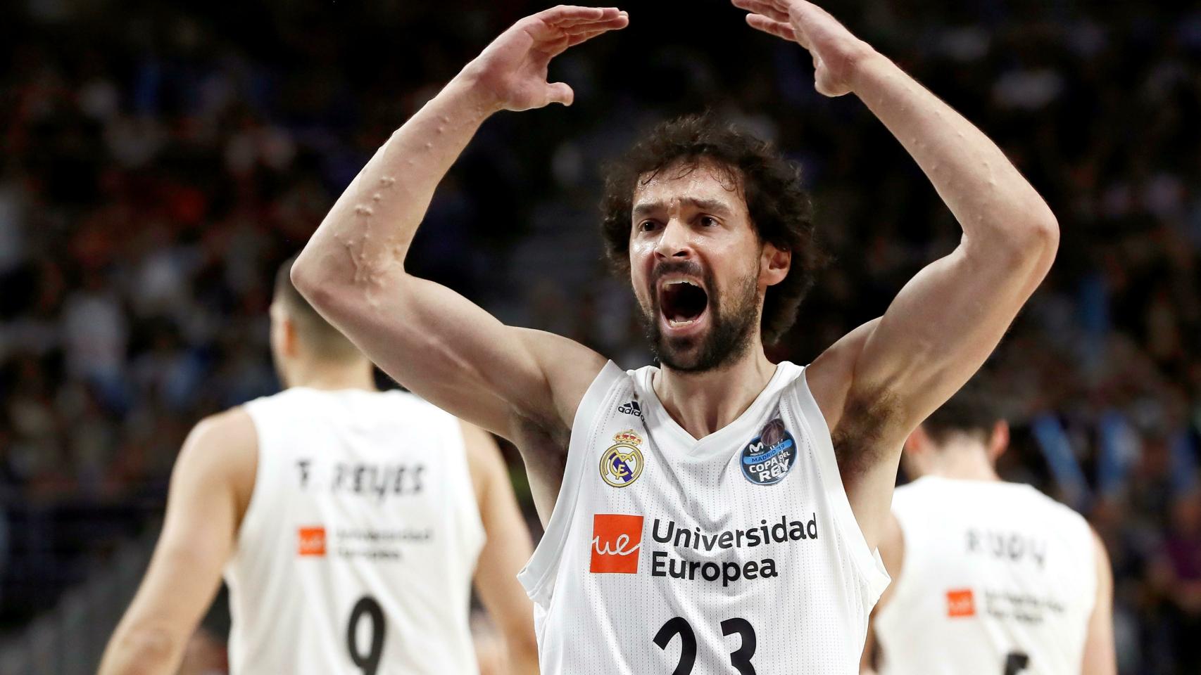 Sergio Llull anima al público durante la final de la Copa del Rey