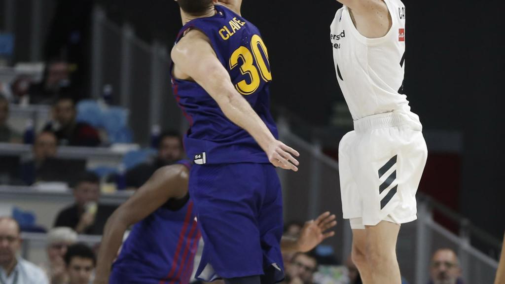 Jaycee Carroll lanzando desde el triple