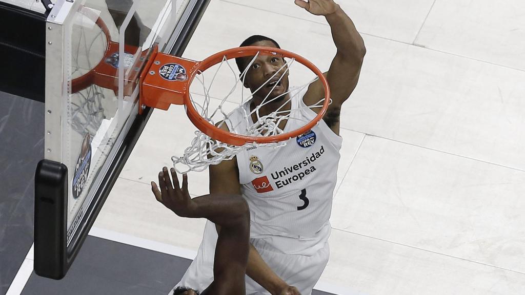 Anthony Randolph anotando en la canasta del Barça