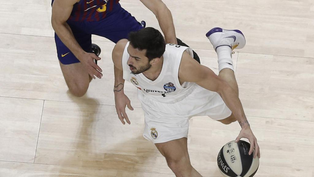 Campazzo, perseguido por un jugador del Barça