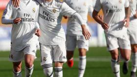 Fran García abraza a Alberto tras un gol del  Castilla