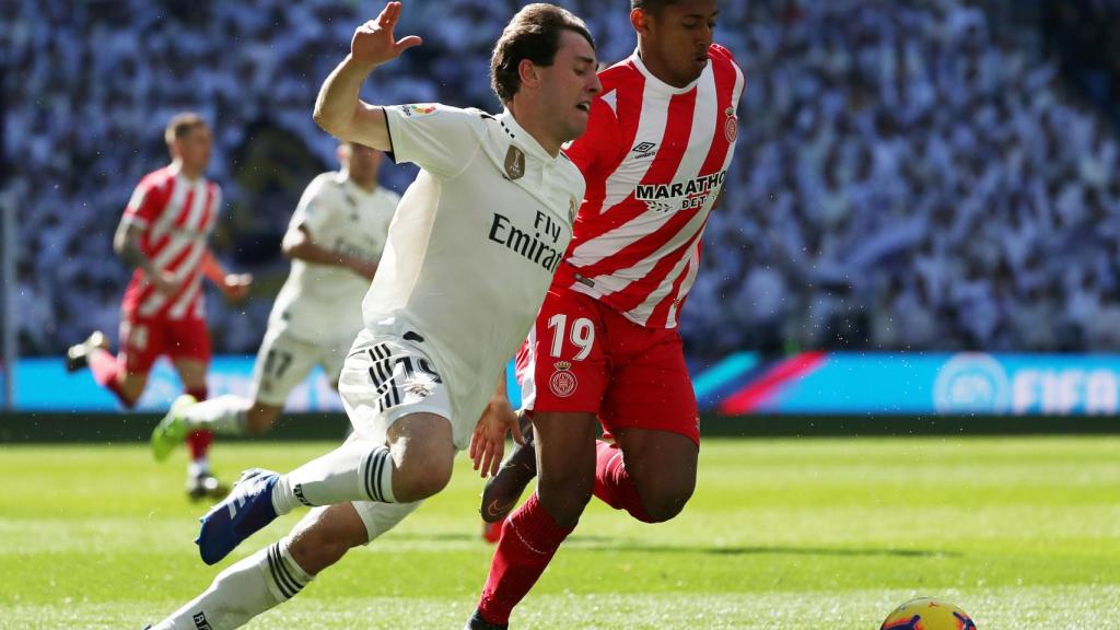 Odriozola disputa un balón con Lozano