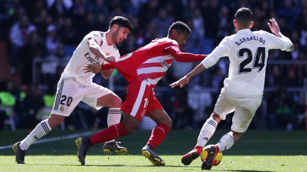 Marco Asensio y Dani Ceballos presionan a Anthony Lozano