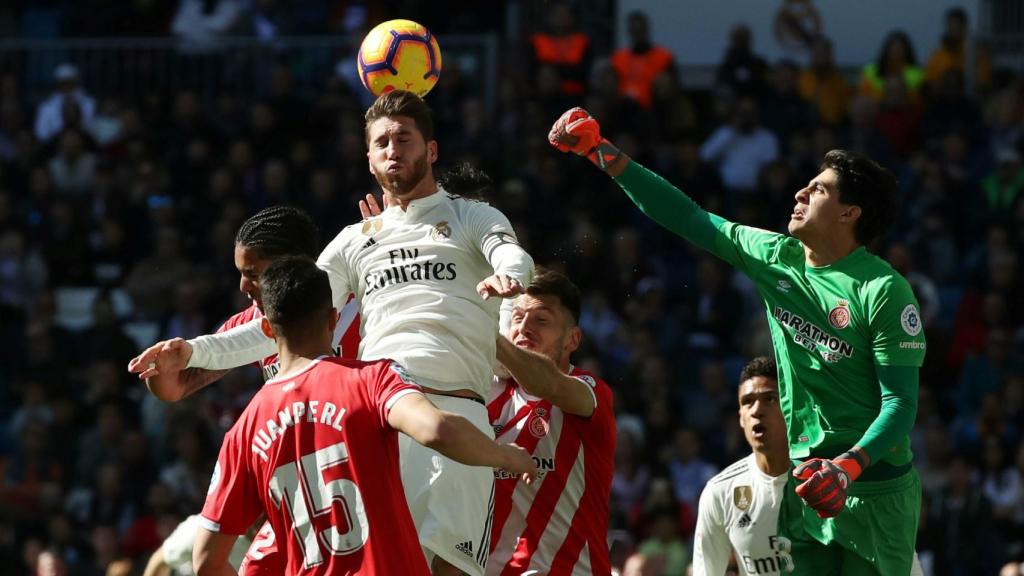 Sergio Ramos, empujado dentro del área del Girona