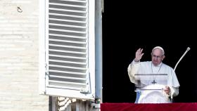 El Papa durante el rezo de este domingo en el Vaticano
