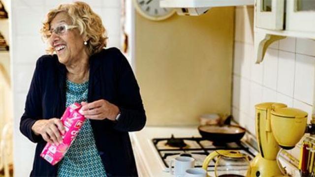 Manuela Carmena en su cocina en la cocina de su casa.