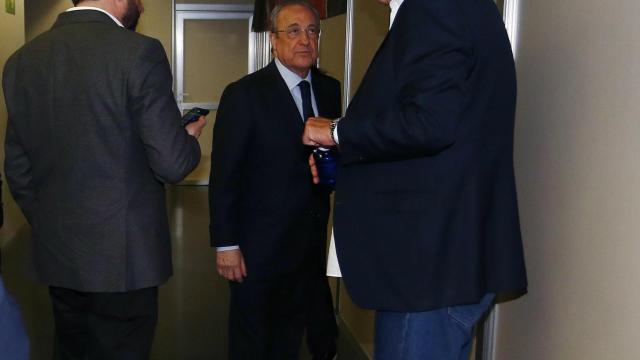 José Ángel Sánchez, Florentino Pérez y Juan Carlos Sánchez, tras la final de Copa