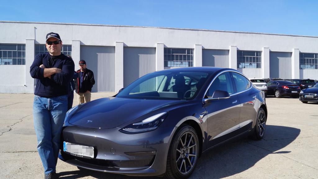 Fernando con su recién estrenado Model 3