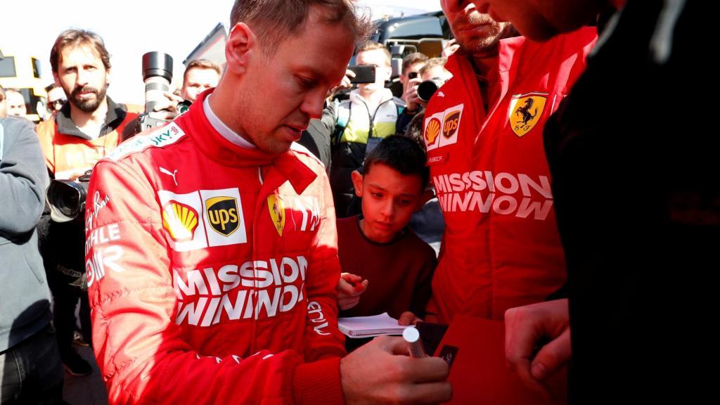 Sebastian Vettel, de la escudería Ferrari, firma autógrafos durante los tests de Barcelona de Fórmula 1