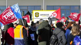 Concentración frente a las puertas del almacén de Amazon en San Fernando de Henares.